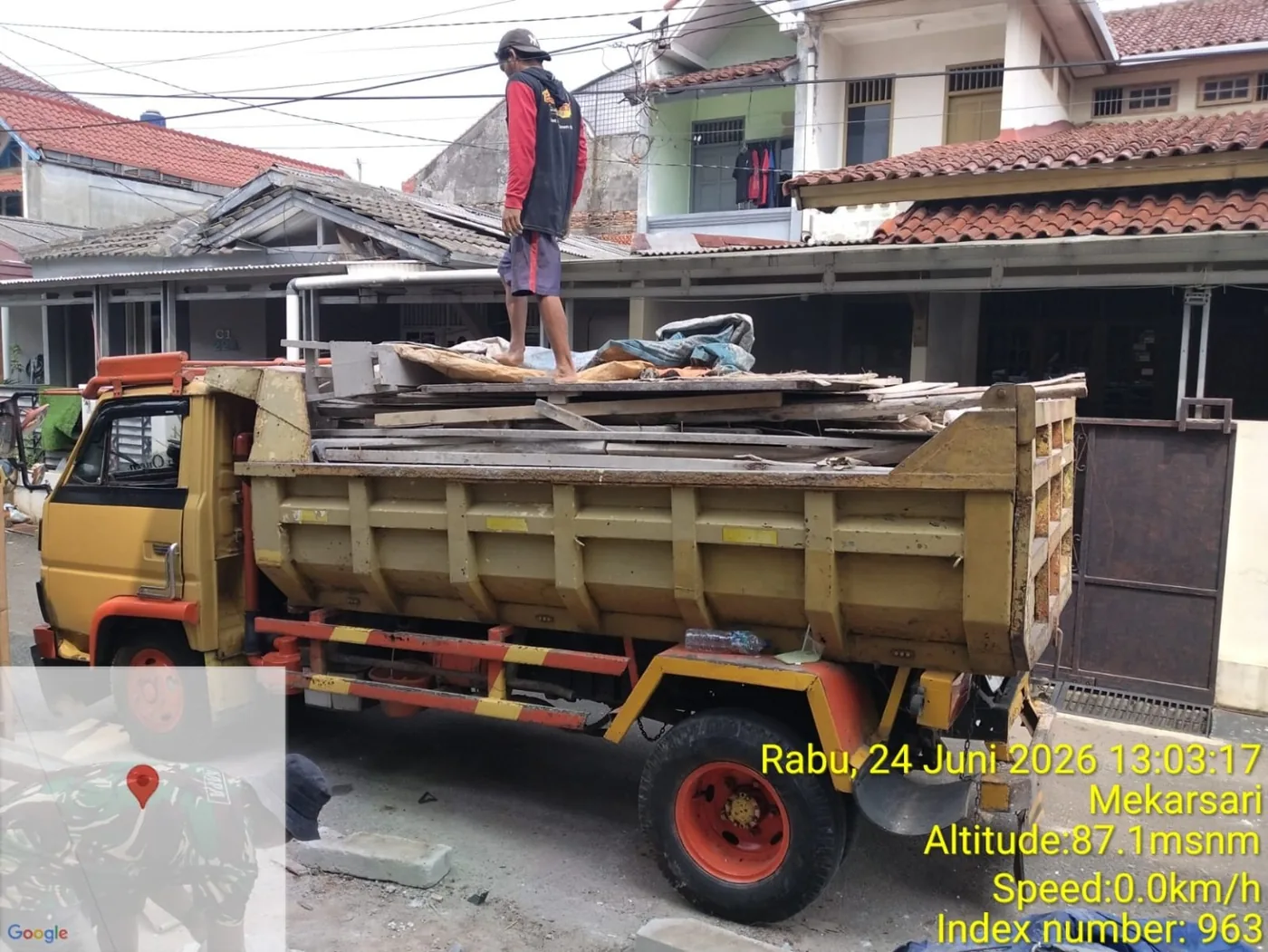 Truk mengangkut papan kayu dan material bekas bongkaran rumah