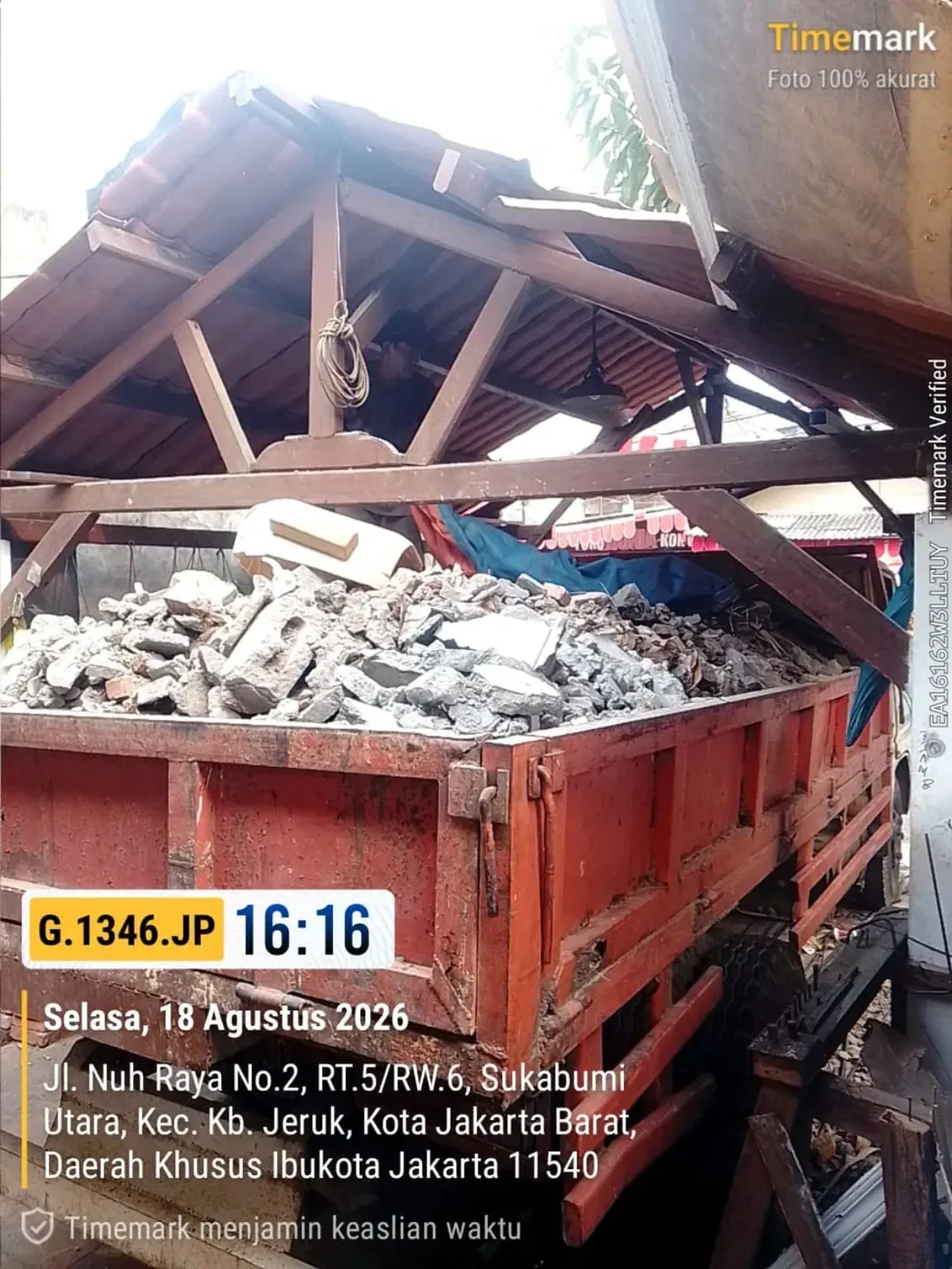 Bak truk merah berisi puing beton dari pembongkaran bangunan
