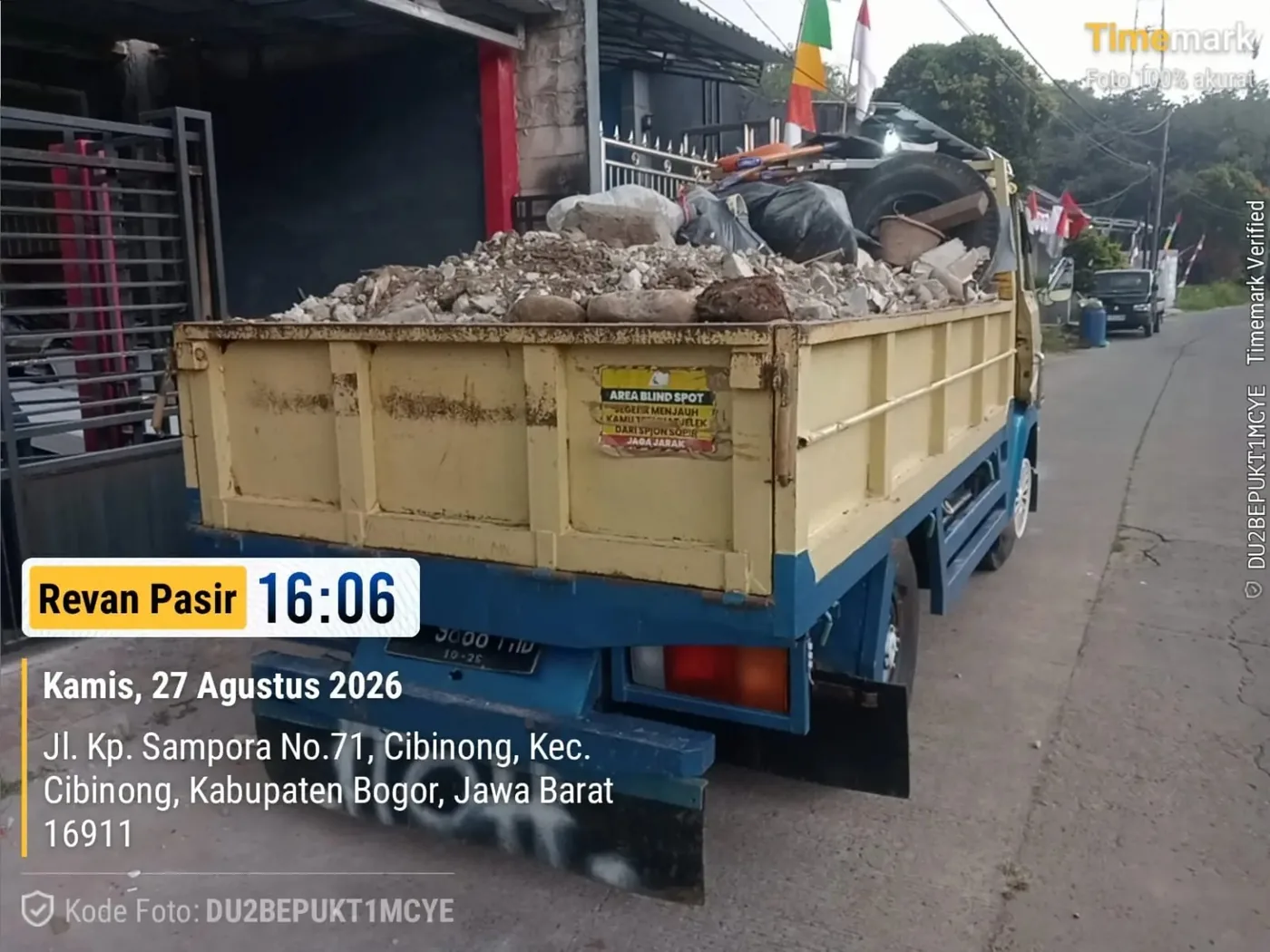 Truk mengangkut puing campuran dan sisa pembongkaran rumah