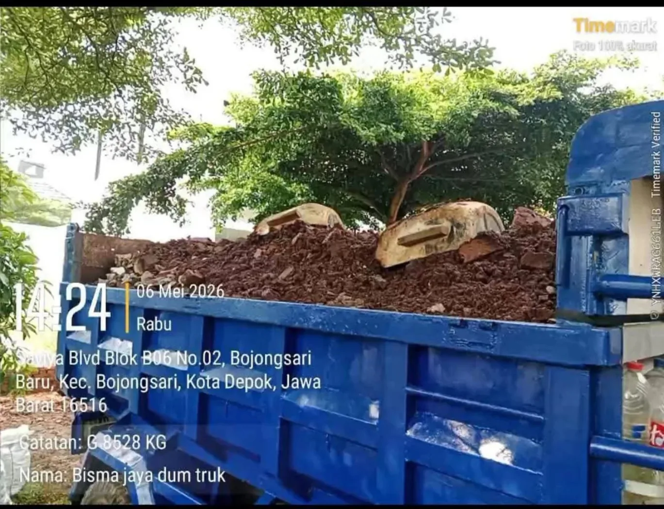 Truk biru mengangkut tanah bekas galian proyek